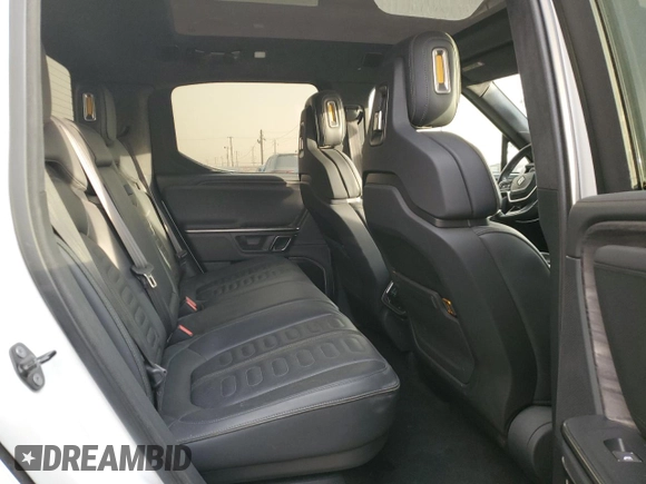 2022 Rivian R1T Adventure z VIN 7FCTGAAA9NN014280, wystawiony jako Copart lot #87908175 z przebiegiem 28 601 mil mil oraz Szkody całkowita. Historia ofert i sprzedaży dostępna na DreamBid. Obrazek 10.