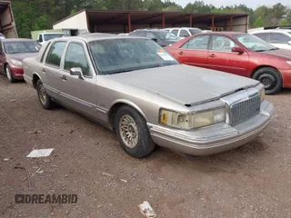 1994 Lincoln Town Car Signature z VIN 1LNLM82W2RY676915, wystawiony jako IAAI lot #41898432 z przebiegiem Nie podano mil oraz . Historia ofert i sprzedaży dostępna na DreamBid. Obrazek 1.