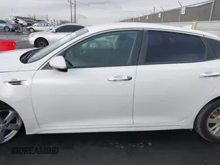 2016 Kia Optima LX z VIN 5XXGT4L37GG019740, wystawiony jako IAAI lot #41191720 z przebiegiem 134 390 mil mil oraz . Historia ofert i sprzedaży dostępna na DreamBid. Obrazek 14.