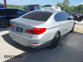 2019 BMW 5 Series 540i z VIN WBAJE5C56KWE66414, wystawiony jako IAAI lot #42200421 z przebiegiem 30 938 mil mil oraz . Historia ofert i sprzedaży dostępna na DreamBid. Obrazek 4.