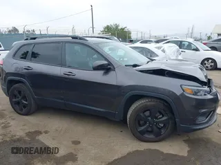 2019 Jeep Cherokee Latitude Plus z VIN 1C4PJLLN6KD326921, wystawiony jako IAAI lot #42442460 z przebiegiem 71 516 mil mil oraz . Historia ofert i sprzedaży dostępna na DreamBid. Obrazek 13.
