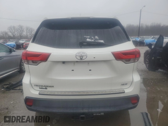 2018 Toyota Highlander SE z VIN 5TDKZRFH2JS548614, wystawiony jako Copart lot #45103245 z przebiegiem Nie podano mil oraz Szkoda całkowita • Salvage title. Historia ofert i sprzedaży dostępna na DreamBid. Obrazek 6.