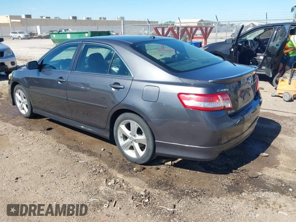 2011 Toyota Camry LE z VIN 4T1BF3EK9BU664694, wystawiony jako IAAI lot #42247007 z przebiegiem 112 306 mil mil oraz . Historia ofert i sprzedaży dostępna na DreamBid. Obrazek 3.