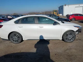 2022 Kia Forte GT-Line with VIN 3KPF54ADXNE485587, listed as a IAAI auction lot 41672256 with 26,337 mi miles and . Bid and sale history available at carsss.com. Image 13.