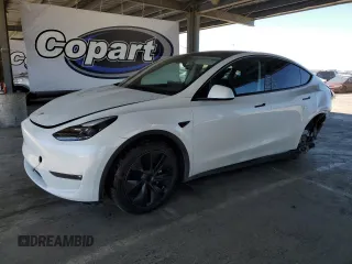 2024 Tesla Model Y Long Range z VIN 7SAYGDEEXRF122859, wystawiony jako Copart lot #55225215 z przebiegiem 6 867 mil mil oraz Szkoda całkowita • Salvage title. Historia ofert i sprzedaży dostępna na DreamBid. Obrazek 1.