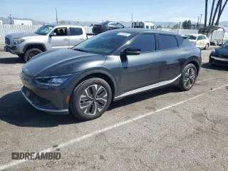 2024 Kia EV6 Light Long Range z VIN KNDC34LAXR5622511, wystawiony jako Copart lot #52200405 z przebiegiem 2 132 mil mil oraz Szkoda całkowita • Salvage title. Historia ofert i sprzedaży dostępna na DreamBid. Obrazek 1.