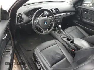 2013 BMW 1 Series 128i z VIN WBAUN1C55DVR01130, wystawiony jako Copart lot #46144235 z przebiegiem 174 491 mil mil oraz Czysty tytuł • Clean title. Historia ofert i sprzedaży dostępna na DreamBid. Obrazek 8.