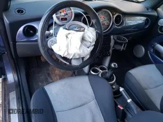 2005 MINI Convertible z VIN WMWRF334X5TF62385, wystawiony jako Copart lot #84635524 z przebiegiem 236 258 mil mil oraz Szkoda całkowita • Salvage title. Historia ofert i sprzedaży dostępna na DreamBid. Obrazek 8.