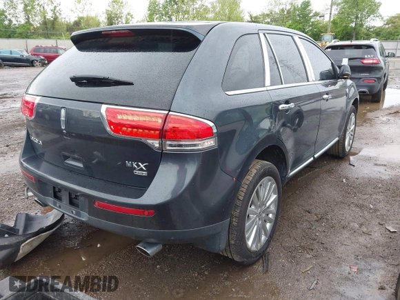2013 Lincoln MKX z VIN 2LMDJ8JK4DBL30807, wystawiony jako IAAI lot #42199404 z przebiegiem 153 475 mil mil oraz . Historia ofert i sprzedaży dostępna na DreamBid. Obrazek 4.