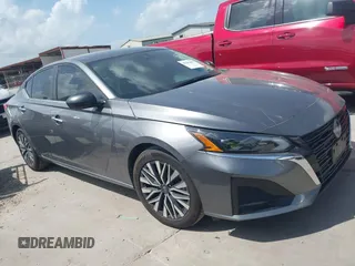 2024 Nissan Altima SV z VIN 1N4BL4DV4RN322031, wystawiony jako IAAI lot #42503600 z przebiegiem 42 521 mil mil oraz . Historia ofert i sprzedaży dostępna na DreamBid. Obrazek 1.