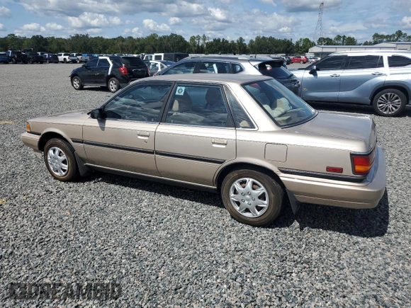 1991 Toyota Camry DLX z VIN 4T1SV21E5MU415356, wystawiony jako Copart lot #74465914 z przebiegiem 74 592 mil mil oraz Szkoda całkowita • Salvage title. Historia ofert i sprzedaży dostępna na DreamBid. Obrazek 2.