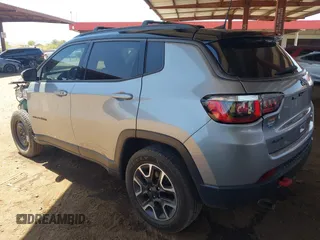 2019 Jeep Compass Trailhawk z VIN 3C4NJDDB1KT812953, wystawiony jako IAAI lot #42178451 z przebiegiem 76 269 mil mil oraz . Historia ofert i sprzedaży dostępna na DreamBid. Obrazek 3.