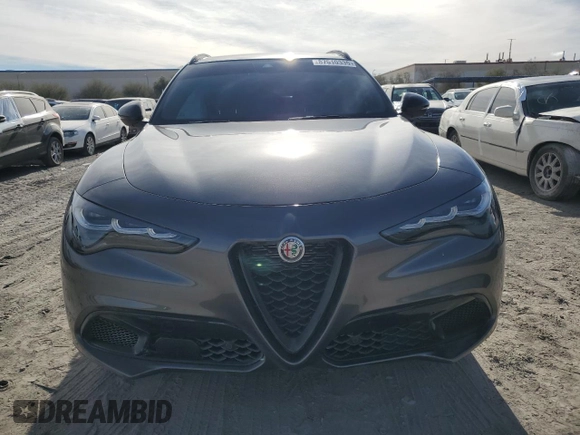 2024 Alfa Romeo Stelvio Veloce z VIN ZASPAKBN3R7D71181, wystawiony jako Copart lot #87510335 z przebiegiem 19 477 mil mil oraz Szkody całkowita. Historia ofert i sprzedaży dostępna na DreamBid. Obrazek 5.