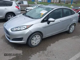 2017 Ford Fiesta S z VIN 3FADP4AJ1HM104006, wystawiony jako IAAI lot #41943413 z przebiegiem 111 873 mil mil oraz . Historia ofert i sprzedaży dostępna na DreamBid. Obrazek 2.