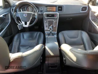 2015 Volvo V60 z VIN YV1612SD8F1212533, wystawiony jako Copart lot #84704784 z przebiegiem 150 988 mil mil oraz Czysty tytuł • Clean title. Historia ofert i sprzedaży dostępna na DreamBid. Obrazek 8.