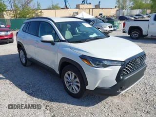 2022 Toyota Corolla Cross LE z VIN 7MUCAAAG3NV012231, wystawiony jako IAAI lot #42022931 z przebiegiem 30 335 mil mil oraz . Historia ofert i sprzedaży dostępna na DreamBid. Obrazek 1.