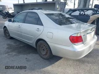 2005 Toyota Camry STD z VIN 4T1BE32K45U399095, wystawiony jako IAAI lot #41609211 z przebiegiem 244 705 mil mil oraz . Historia ofert i sprzedaży dostępna na DreamBid. Obrazek 3.