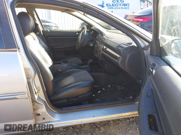 2004 Chrysler Sebring Touring z VIN 1C3EL56R64N113268, wystawiony jako IAAI lot #41746840 z przebiegiem 181 533 mil mil oraz . Historia ofert i sprzedaży dostępna na DreamBid. Obrazek 5.