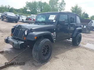 2008 Jeep Wrangler Unlimited X z VIN 1J4GA39138L641138, wystawiony jako IAAI lot #42376300 z przebiegiem 215 026 mil mil oraz . Historia ofert i sprzedaży dostępna na DreamBid. Obrazek 2.