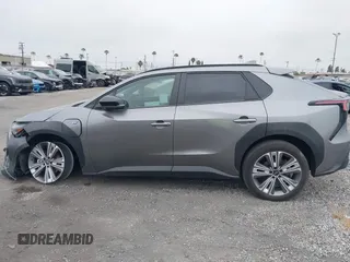2024 Subaru Solterra Premium z VIN JTMABABA2RA056054, wystawiony jako IAAI lot #42018399 z przebiegiem 6 220 mil mil oraz . Historia ofert i sprzedaży dostępna na DreamBid. Obrazek 15.