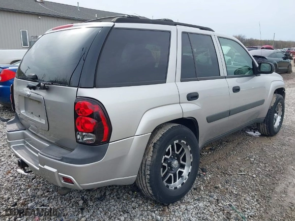 2005 Chevrolet TrailBlazer LT with VIN 1GNDT13S252324355, listed as a IAAI auction lot 41955253 with 167,000 mi miles. Bid and sale history available at carsss.com. Image 4.