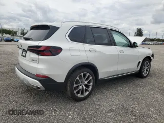 2024 BMW X5 xDrive40i z VIN 5UX23EU04R9T59544, wystawiony jako Copart lot #48216655 z przebiegiem 23 706 mil mil oraz Tytuł czysty. Historia ofert i sprzedaży dostępna na DreamBid. Obrazek 3.
