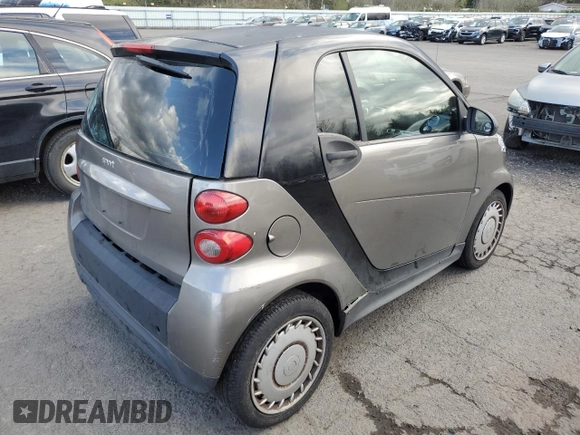 2013 Smart fortwo Pure z VIN WMEEJ3BA6DK653471, wystawiony jako Copart lot #51864365 z przebiegiem 129 778 mil mil oraz Tytuł czysty. Historia ofert i sprzedaży dostępna na DreamBid. Obrazek 3.