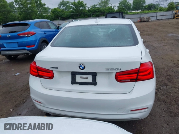 2018 BMW 3 Series 320i xDrive z VIN WBA8E5G5XJNU47665, wystawiony jako IAAI lot #42332838 z przebiegiem 97 821 mil mil oraz . Historia ofert i sprzedaży dostępna na DreamBid. Obrazek 16.
