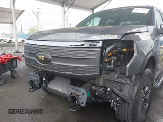 2022 Ford F-150 Lightning Pro z VIN 1FTVW1EL8NWG14070, wystawiony jako IAAI lot #41776980 z przebiegiem 14 812 mil mil oraz . Historia ofert i sprzedaży dostępna na DreamBid. Obrazek 6.