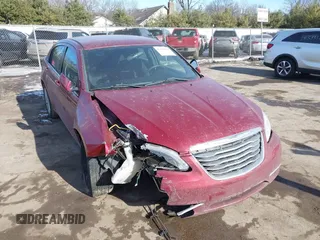 2013 Chrysler 200 LX z VIN 1C3CCBAB8DN642155, wystawiony jako IAAI lot #41439034 z przebiegiem 114 023 mil mil oraz . Historia ofert i sprzedaży dostępna na DreamBid. Obrazek 1.