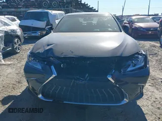 2024 Lexus ES 350 Luxury z VIN 58AEZ1B11RU179019, wystawiony jako IAAI lot #41286693 z przebiegiem 13 704 mil mil oraz . Historia ofert i sprzedaży dostępna na DreamBid. Obrazek 12.