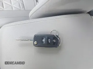 2017 Volkswagen Passat S z VIN 1VWAT7A38HC043814, wystawiony jako IAAI lot #42216077 z przebiegiem 178 418 mil mil oraz . Historia ofert i sprzedaży dostępna na DreamBid. Obrazek 11.