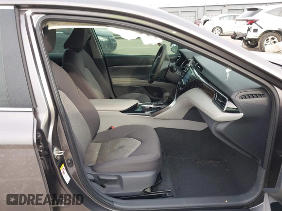 2019 Toyota Camry LE z VIN 4T1B11HK7KU759723, wystawiony jako IAAI lot #41679210 z przebiegiem 35 613 mil mil oraz . Historia ofert i sprzedaży dostępna na DreamBid. Obrazek 5.