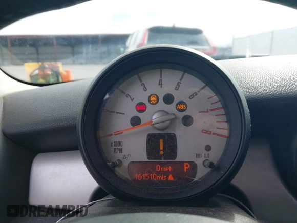 2011 MINI Hardtop z VIN WMWSU3C52BT092653, wystawiony jako IAAI lot #41788535 z przebiegiem 161 510 mil mil oraz . Historia ofert i sprzedaży dostępna na DreamBid. Obrazek 7.