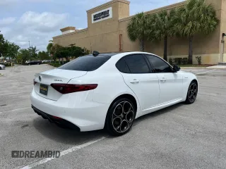 2022 Alfa Romeo Giulia Veloce z VIN ZARFANBN3N7653990, wystawiony jako Copart lot #47419695 z przebiegiem 35 225 mil mil oraz Tytuł czysty. Historia ofert i sprzedaży dostępna na DreamBid. Obrazek 4.