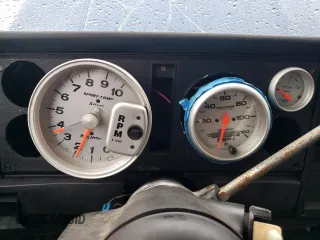 1984 Chevrolet Blazer z VIN 1G8CS18B1E0174714, wystawiony jako Copart lot #73002764 z przebiegiem Nie podano mil oraz Szkoda całkowita • Salvage title. Historia ofert i sprzedaży dostępna na DreamBid. Obrazek 9.
