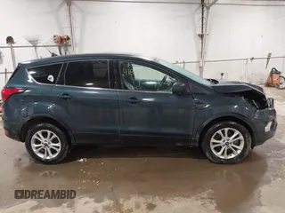2019 Ford Escape SE z VIN 1FMCU9GD2KUA31904, wystawiony jako IAAI lot #41843341 z przebiegiem 125 605 mil mil oraz . Historia ofert i sprzedaży dostępna na DreamBid. Obrazek 13.