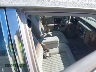 1992 Cadillac Brougham z VIN 1G6DW5477NR702648, wystawiony jako IAAI lot #41863168 z przebiegiem 108 158 mil mil oraz . Historia ofert i sprzedaży dostępna na DreamBid. Obrazek 5.