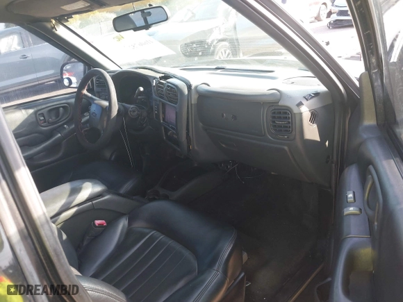 2000 Chevrolet S-10 LS with VIN 1GCCS14W6Y8196437, listed as a IAAI auction lot 41606752 with 269,949 mi miles. Bid and sale history available at carsss.com. Image 5.