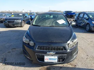 2014 Chevrolet Sonic LT z VIN 1G1JC5SH7E4127137, wystawiony jako IAAI lot #41838678 z przebiegiem 116 415 mil mil oraz . Historia ofert i sprzedaży dostępna na DreamBid. Obrazek 12.