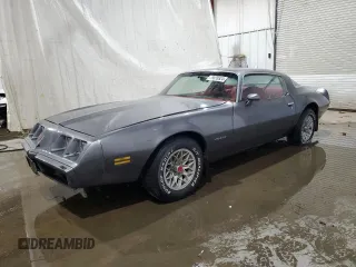 1981 Pontiac Firebird z VIN 1G2AS87A4BN117926, wystawiony jako Copart lot #79839524 z przebiegiem 54 759 mil mil oraz Czysty tytuł • Clean title. Historia ofert i sprzedaży dostępna na DreamBid. Obrazek 1.