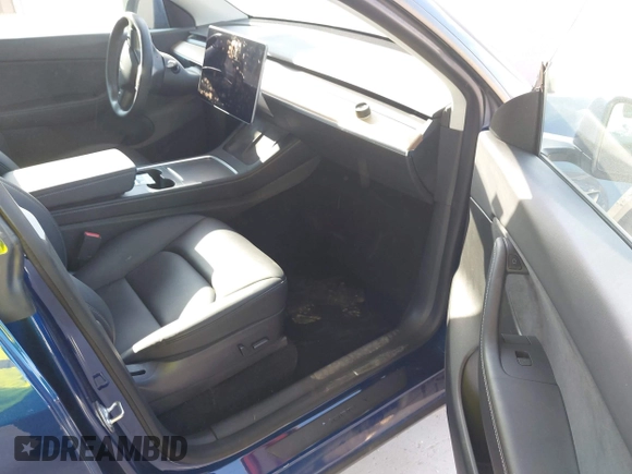 2022 Tesla Model Y Long Range z VIN 7SAYGAEE2NF364733, wystawiony jako IAAI lot #42290231 z przebiegiem 33 907 mil mil oraz . Historia ofert i sprzedaży dostępna na DreamBid. Obrazek 5.