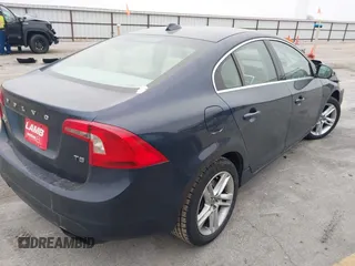 2015 Volvo S60 T5 Drive-E Premier z VIN YV126MFK1F2336786, wystawiony jako IAAI lot #41184378 z przebiegiem 134 482 mil mil oraz . Historia ofert i sprzedaży dostępna na DreamBid. Obrazek 4.