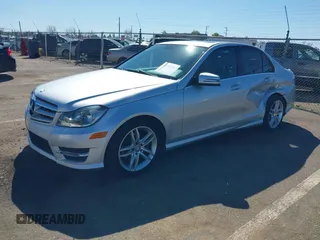 2013 Mercedes-Benz C 250 Sport z VIN WDDGF4HB9DA873732, wystawiony jako IAAI lot #41755981 z przebiegiem 82 181 mil mil oraz . Historia ofert i sprzedaży dostępna na DreamBid. Obrazek 17.