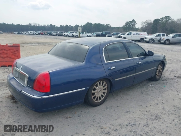 2007 Lincoln Town Car Signature z VIN 1LNHM81V27Y602776, wystawiony jako IAAI lot #41754559 z przebiegiem 135 521 mil mil oraz . Historia ofert i sprzedaży dostępna na DreamBid. Obrazek 4.