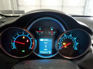 2014 Chevrolet Cruze 2LT z VIN 1G1PE5SB8E7213958, wystawiony jako Copart lot #57882325 z przebiegiem 62 626 mil mil oraz Szkoda całkowita • Salvage title. Historia ofert i sprzedaży dostępna na DreamBid. Obrazek 9.