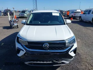 2022 Volkswagen Taos SE z VIN 3VVRX7B2XNM076678, wystawiony jako IAAI lot #42323230 z przebiegiem 23 619 mil mil oraz . Historia ofert i sprzedaży dostępna na DreamBid. Obrazek 12.