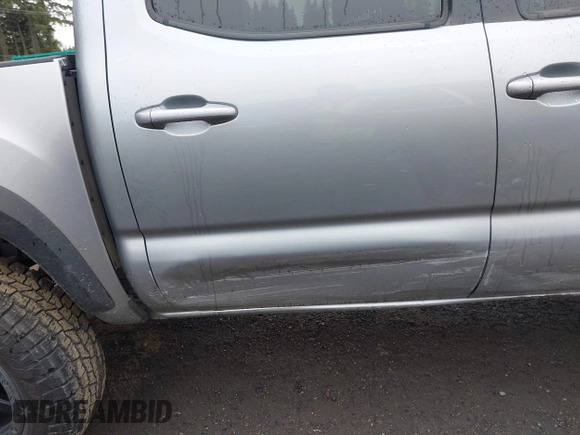 2020 Toyota Tacoma SR5 z VIN 3TMCZ5AN8LM323918, wystawiony jako IAAI lot #42279462 z przebiegiem 105 923 mil mil oraz . Historia ofert i sprzedaży dostępna na DreamBid. Obrazek 17.