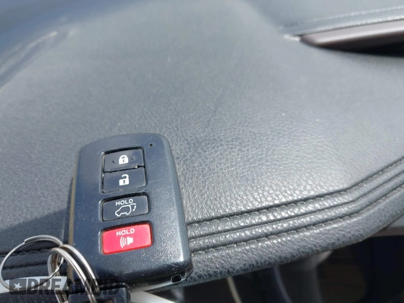 2016 Toyota Highlander XLE z VIN 5TDKKRFH3GS170784, wystawiony jako IAAI lot #42091024 z przebiegiem 83 300 mil mil oraz . Historia ofert i sprzedaży dostępna na DreamBid. Obrazek 11.