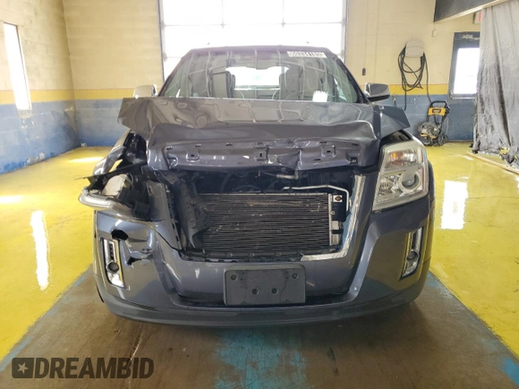 2013 GMC Terrain SLT z VIN 2GKALWEK8D6219783, wystawiony jako Copart lot #60334185 z przebiegiem 89 748 mil mil oraz Czysty tytuł • Clean title. Historia ofert i sprzedaży dostępna na DreamBid. Obrazek 5.